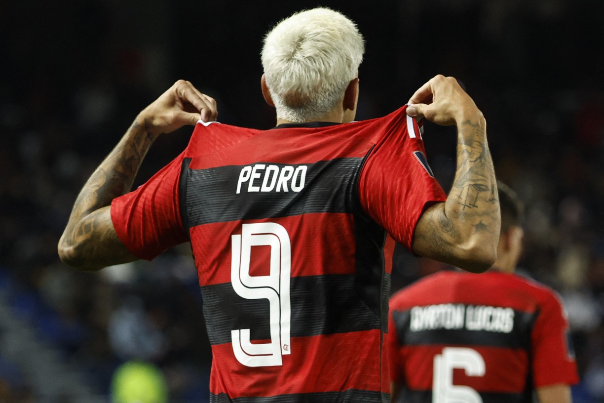 Ele forçou a saída do Flamengo, e hoje em dia vai jogar na segunda divisão  da Espanha