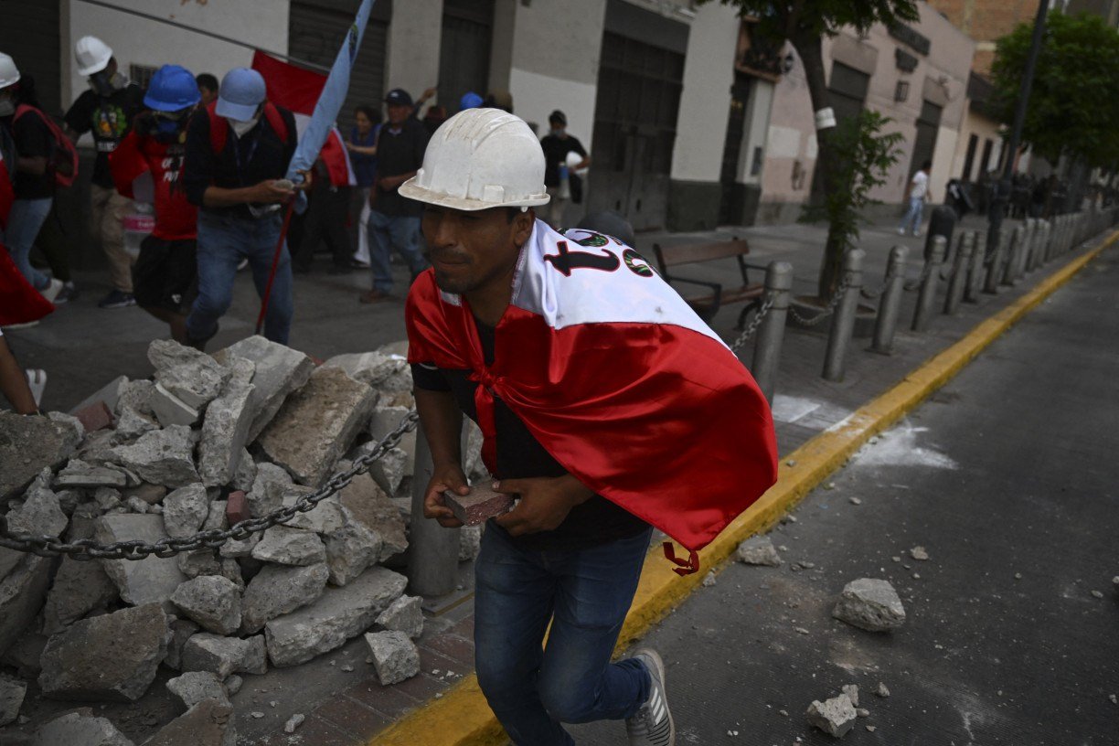 Manifesta&ccedil;&otilde;es pedindo a ren&uacute;ncia da presidente do Peru Dina Boluarte no Peru