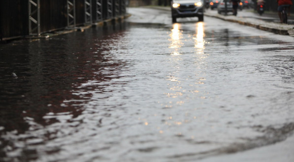 Pontos da cidade do Recife est&atilde;o marcados pela chuva nesta quarta-feira (14).
