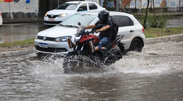 Fortes chuvas deixam pontos de alagamentos na cidade do Recife