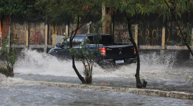 Fortes chuvas deixam pontos de alagamentos na cidade do Recife - Av Sul - Alagamento - Chuva - Trânsito 