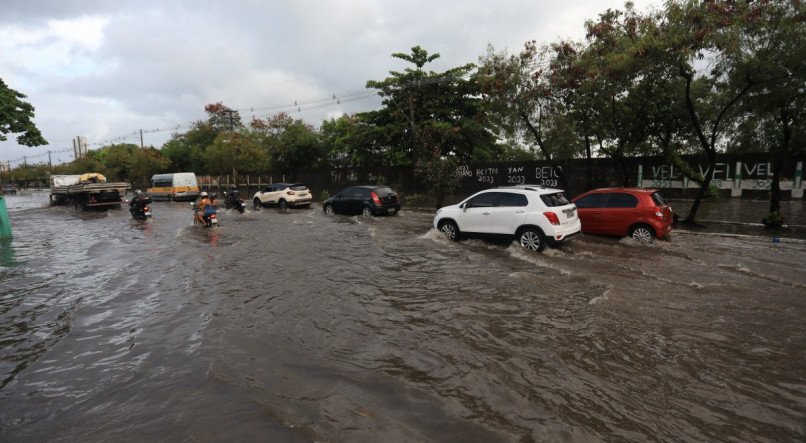 Fortes chuvas que ca&iacute;ram nesta quinta-feira (9) deixaram pontos de alagamentos na cidade do Recife