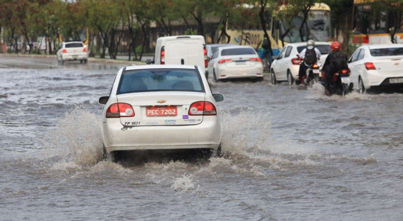 Fortes chuvas deixam pontos de alagamentos na cidade do Recife - Av Sul - Alagamento - Chuva - Tr&acirc;nsito 