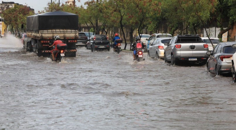 Fortes chuvas deixam pontos de alagamentos na cidade do Recife - Av Sul - Alagamento - Chuva - Tr&acirc;nsito 
