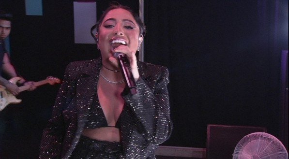 Mari Fernandez se apresentando em festa do BBB 22. 
