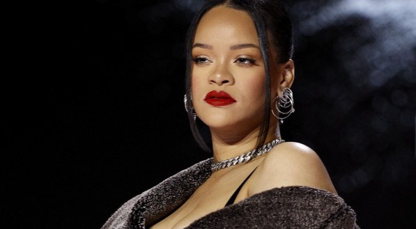 A cantora Rihanna volta aos palcos depois de sete anos neste domingo (12)