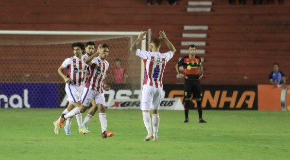 Gabriel Santiago marcou o primeiro gol do N&aacute;utico sobre o Sport