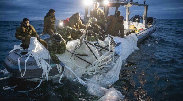 Marinha recuperando um balão no mar da Carolina do Sul, em 5 de fevereiro de 2023