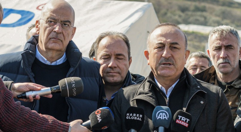 Em uma demonstração de apoio após o devastador terremoto, o Ministro das Relações Exteriores da Grécia, Nikos Dendias, viajou a Turquia neste domingo (12)
