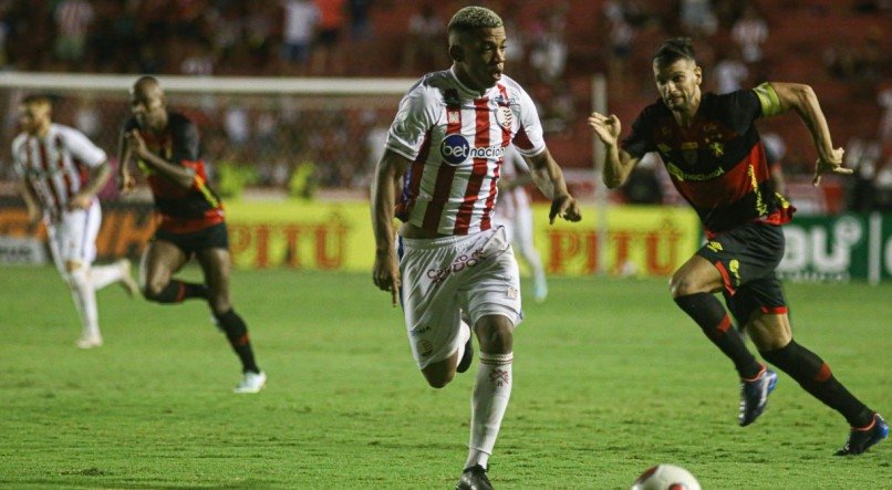 Atacante Júlio tentou provocar os zagueiros Rafael Thyere e Sabino após gol de Victor Ferraz