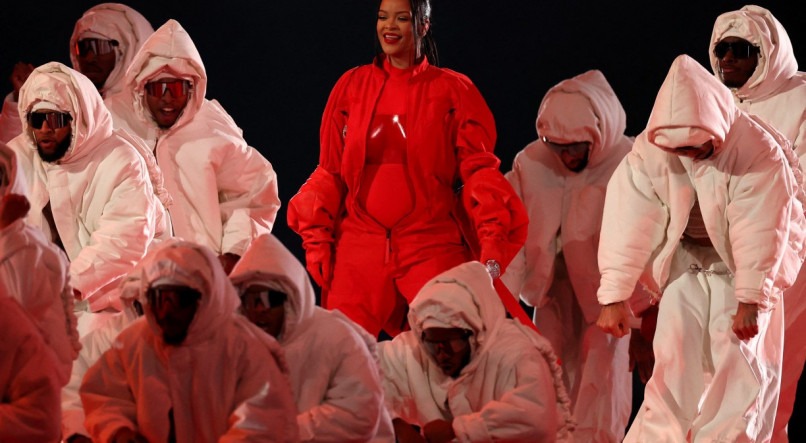 Rihanna aparece com &quot;barriga de gr&aacute;vida&quot; no Super Bowl