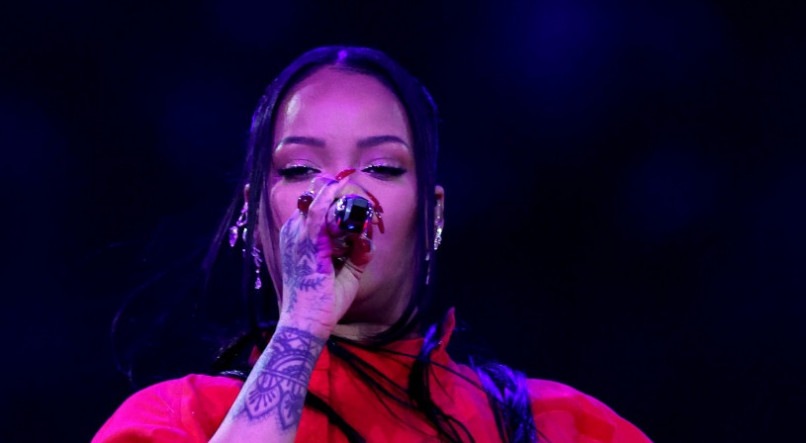 Internautas suspeitam de possível nova gravidez de Rihanna, após apresentação no Super Bowl