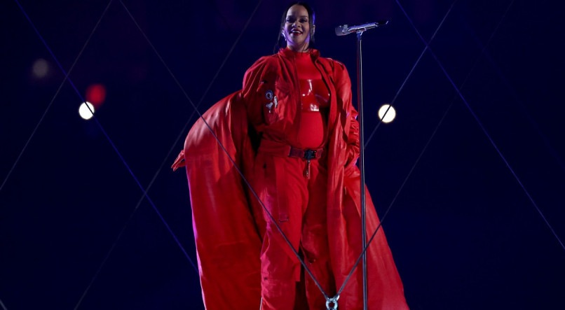 Ap&oacute;s sete anos sem se apresentar ao vivo, a cantora ressurgiu no tradicional show do intervalo do Super Bowl