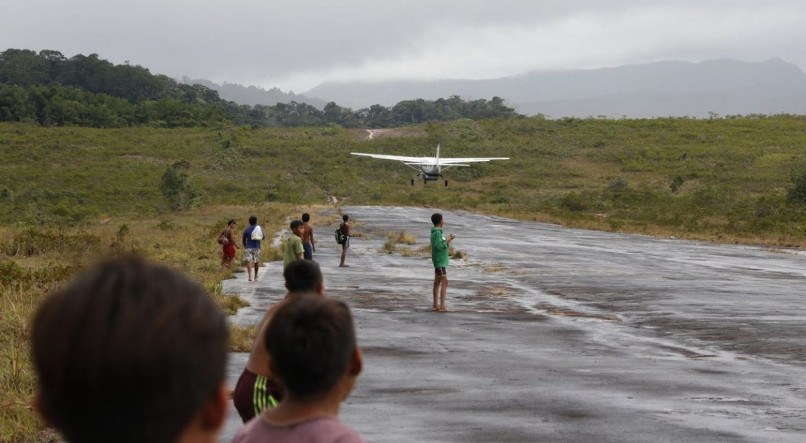 Movimento intenso de aviões e helicópteros em um ponto remoto no meio da selva amazônica tem sido rotina no polo base de Surucucu, no extremo norte do país