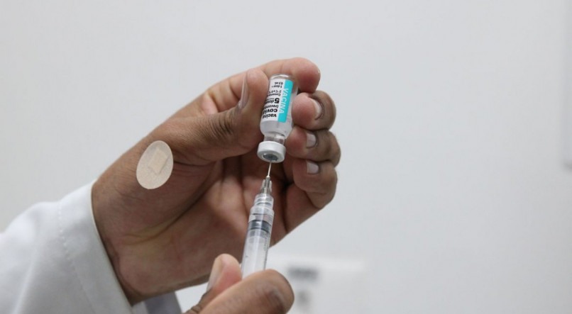 Vacina covid-19: imuniza&ccedil;&atilde;o com dose de refor&ccedil;o reinicia em Pernambuco