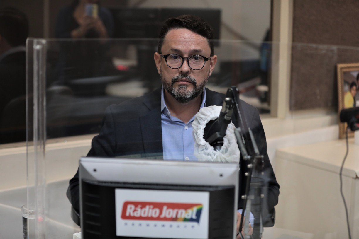 Secretário alerta para risco econômico com paralisação de empréstimo na Alepe