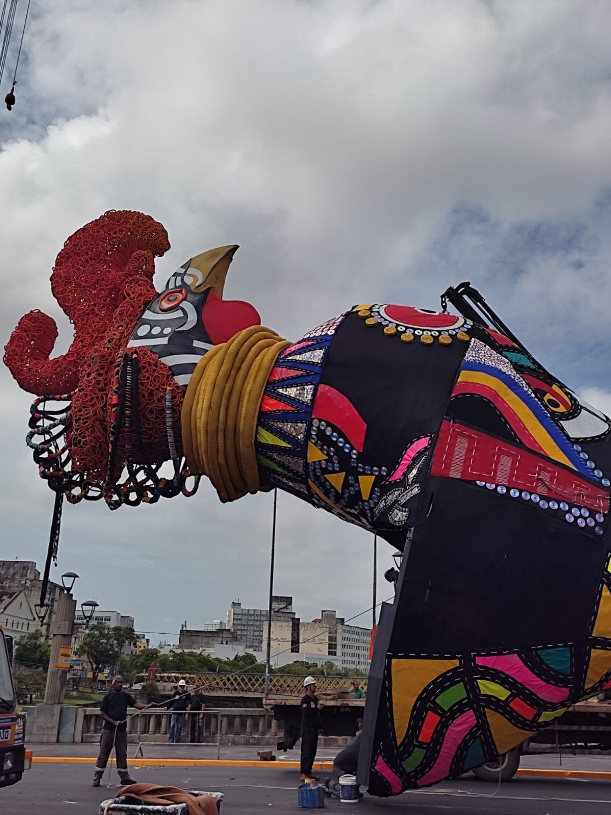 Galo Da Madrugada Veja Fotos Da Montagem Do Galo Gigante Para O Carnaval Do Recife 5565