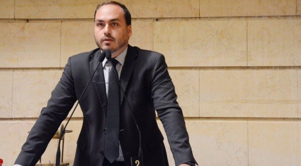 A presidência de Carlos no PL carioca já começa com um histórico de críticas do vereador ao partido
