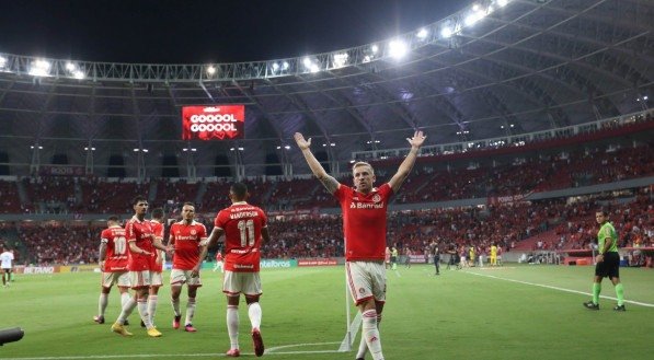 Internacional enfrenta o Caxias.