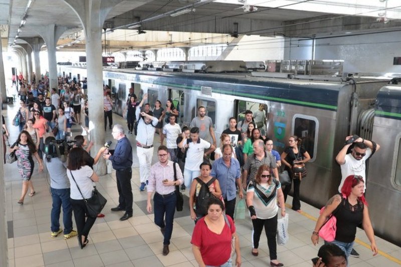 Metrovi&aacute;rios acatam recomenda&ccedil;&atilde;o do TRT-PE e suspendem greve por 30 dias