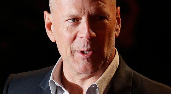 Bruce Willis se afastou da carreira ap&oacute;s um diagn&oacute;stico de afasia, dist&uacute;rbio de linguagem que afeta a capacidade de comunica&ccedil;&atilde;o