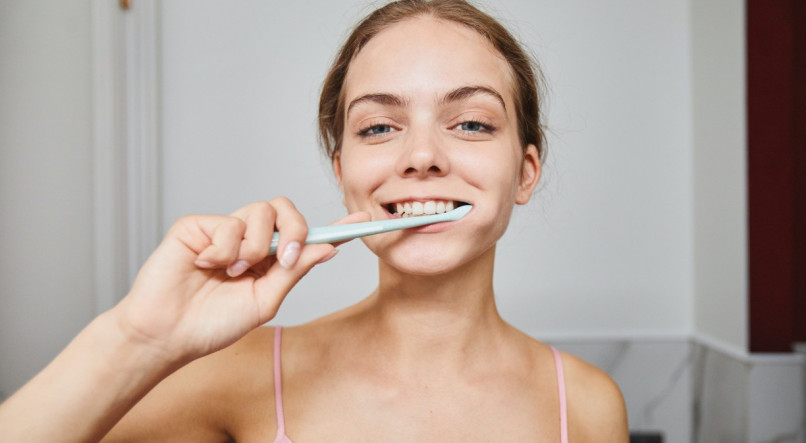 Higienizar os dentes da forma adequada contribui para combater o mau hálito