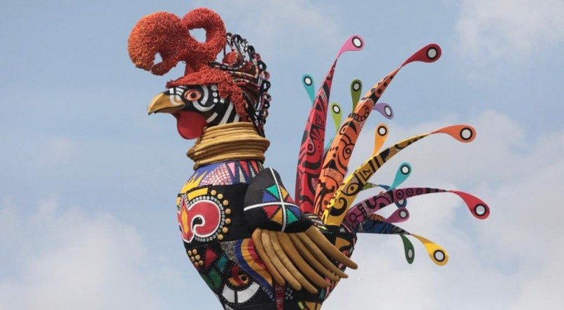 Alegoria gigante do Galo da Madrugada de 2023, considerado o maior bloco de rua do mundo