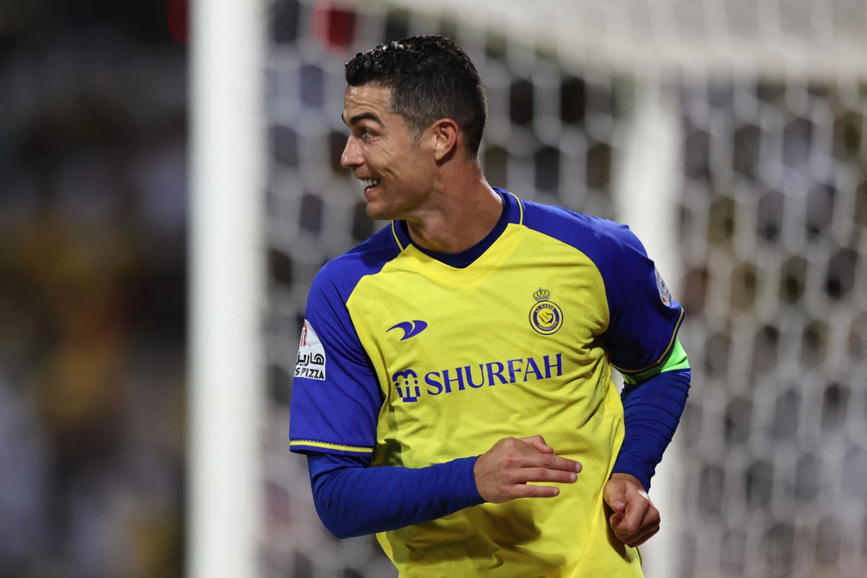 Cristiano Ronaldo defende o Al-Nassr diante do Al-Shabab pela Liga Saudita