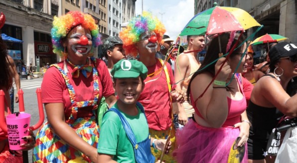 Foli&otilde;es na Avenida Dantas Barreto, no Centro do Recife, no desfile do Galo da Madrugada