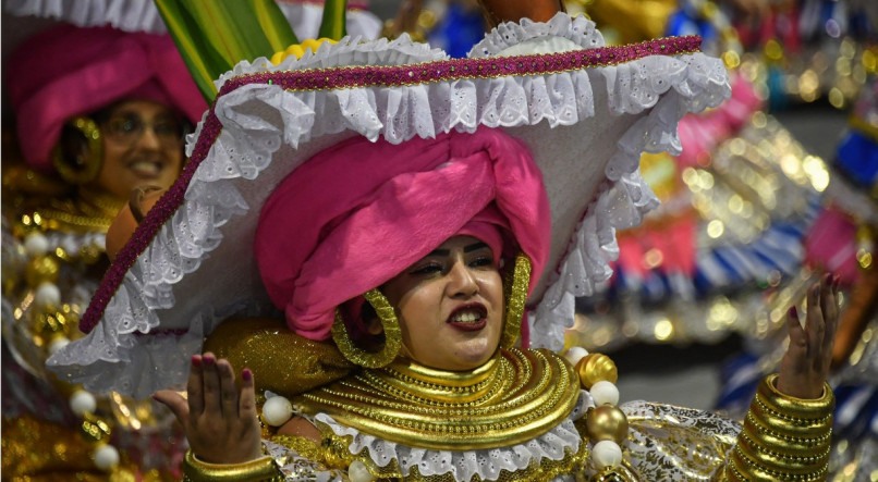 Desfile da escola de samba Rosas de Ouro, em São Paulo