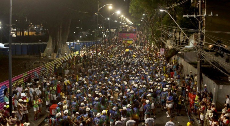 Bloco Alvorada desfila com homenagens a Capinan e apoio do Carnaval Ouro Negro, no circuito Osmar (Campo Grande).