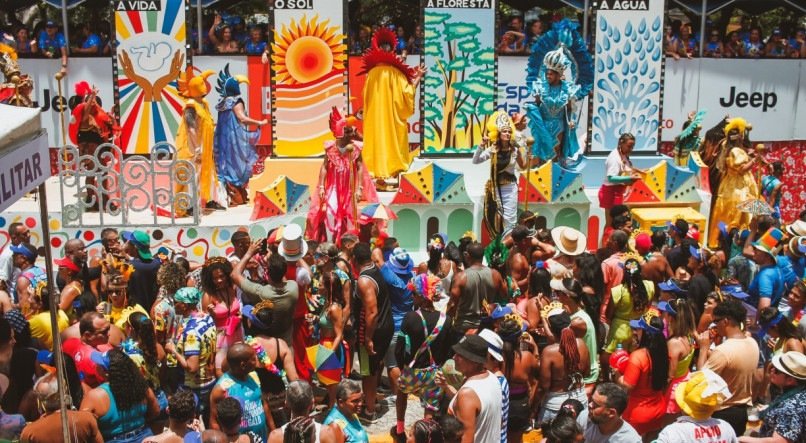 Com um p&uacute;blico estimado de mais de 2 milh&otilde;es de foli&otilde;es, o Galo da Madrugada teve como tema &quot;Viva a Vida, Viva o Frevo, Viva En&eacute;as&quot;