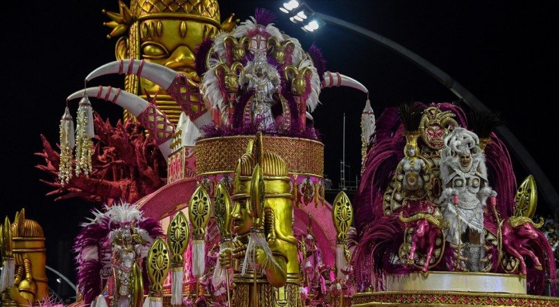 Desfile da Sociedade Rosas de Ouro durante no samb&oacute;dromo Anhembi, em S&atilde;o Paulo, na madrugada de s&aacute;bado (18)