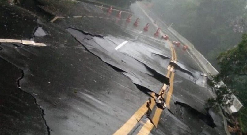 Parte da rodovia Mogi-Bertioga cedeu devido às chuvas e ficou interditada