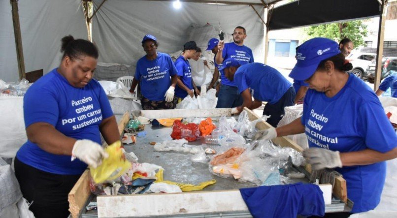 Cerca de 400 catadores individuais e organizados em cooperativas do Recife estão recebendo apoio