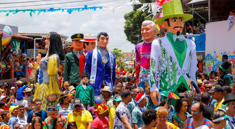 Bonecos Gigantes fizeram a festa dos foliões ontem, pelas ladeiras de Olinda