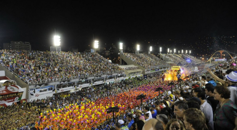 Noite da segunda-feira de Carnaval foi marcada pelo &uacute;ltimo dia do desfile das escolas de samba do Rio de Janeiro.