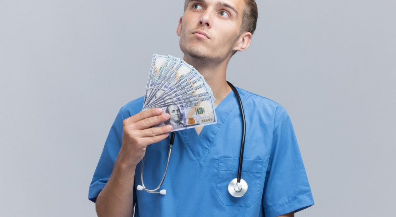 Entenda os pr&oacute;ximos passos do piso salarial enfermagem em agosto