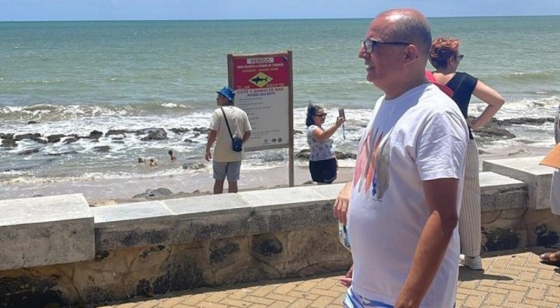 Para turistas que visitam o Recife a praia de Boa Viagem só serve para tirar fotos perto das placas de alerta de tubarão.