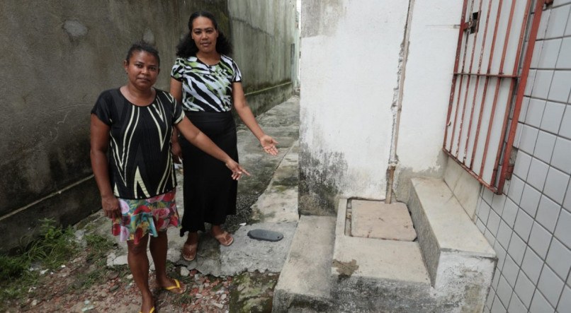 Moradoras de Cajueiro Seco mostram local em que bebê foi abandonado