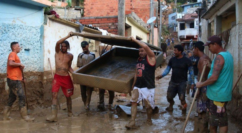 N&uacute;mero de mortos da trag&eacute;dia das chuvas no Litoral Norte de S&atilde;o Paulo j&aacute; chega a 65. A cidade de S&atilde;o Sebasti&atilde;o foi a mais atingida