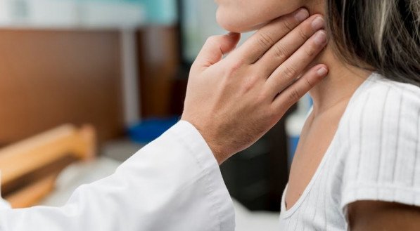 TSH BAIXO: confira 10 SINTOMAS da redução do TSH no organismo e do hipertireoidismo