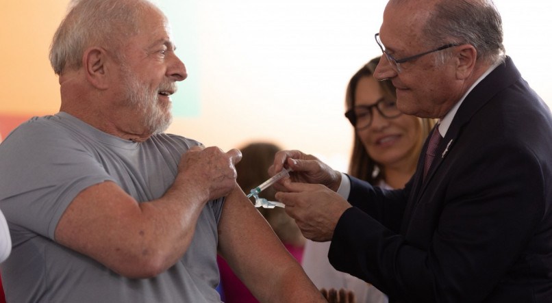 O presidente Luiz Inácio Lula da Silva foi vacinado ontem pelo vice-presidente Geraldo Alckmin, que é médico