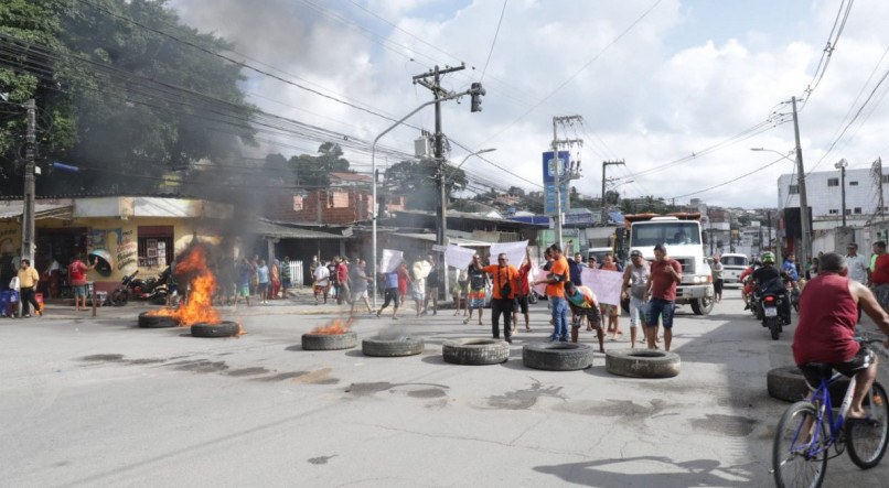 Protesto de feirantes que trabalham nas proximidades do Mercado de Cavaleiro, em Jaboat&atilde;o dos Guararapes