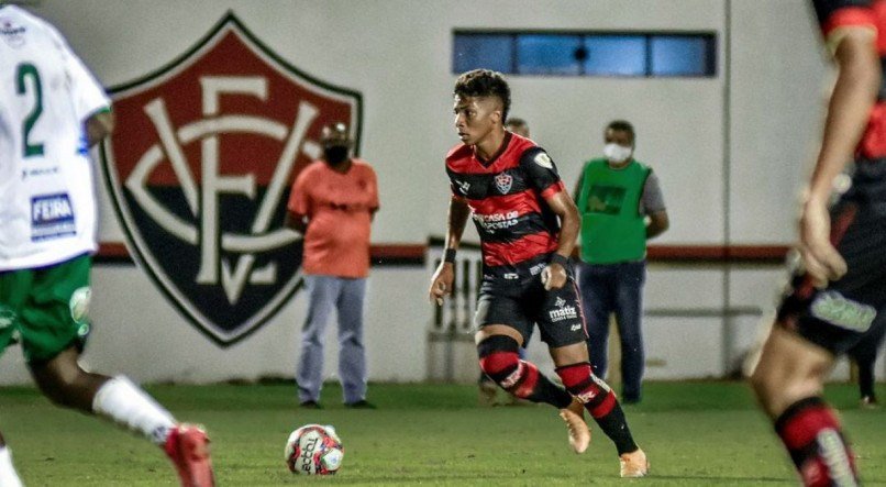 Alisson Santos jogando pelo Vitória