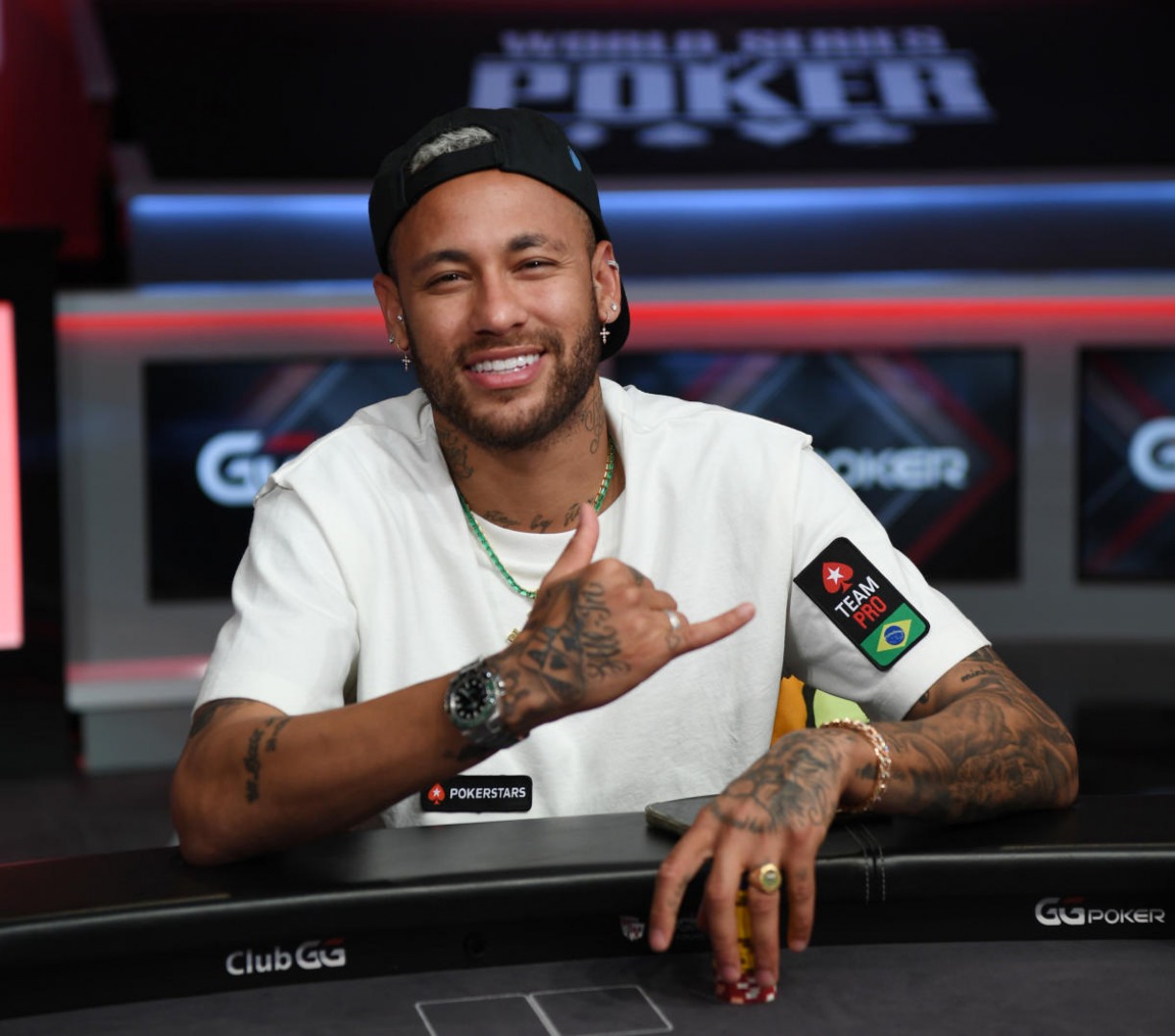 Neymar aposta mais de R$ 50 mil em torneio de poker e é criticado por torcedores do PSG