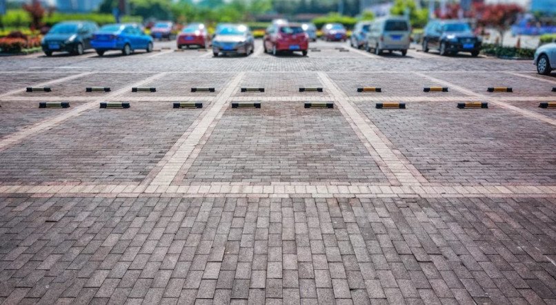O que acontece se um motorista 'guardar' uma vaga de estacionamento? Saiba seus direitos