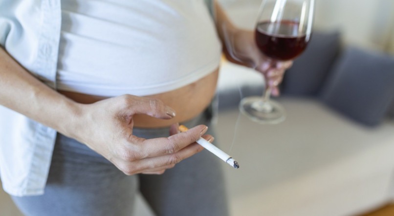 Fumar durante a gravidez traz diversos riscos para a mãe e para o bebê. 