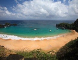 Baía do Sancho, em Fernando de Noronha, é eleita uma das 50 melhores do mundo