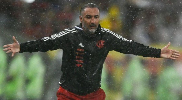 FLAMENGO: Vítor Pereira pirou? Técnico inova e terá IGOR JESUS em clássico contra o Fluminense; Confira escalação